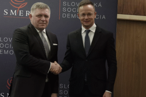 Slovenský premiér Robert Fico a maďarský minister zahraničných vecí Péter Szijjá...